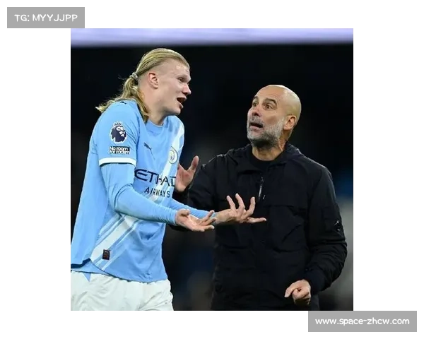 曼城赛前热身哈兰德加练射门，瓜迪奥拉场边观察